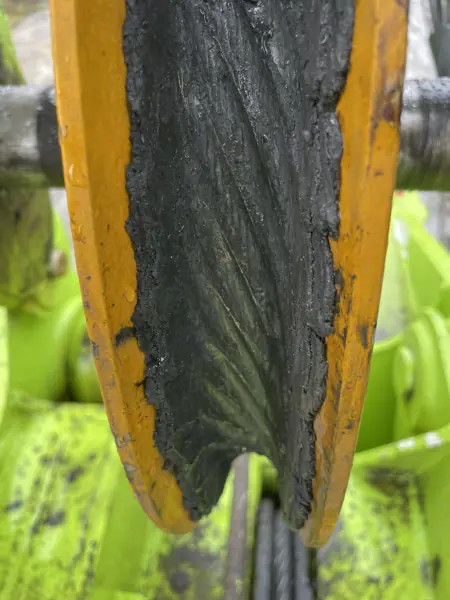 Negative rope imprints and excess grease in a sheave groove on a Bauer BG 45 drilling rig