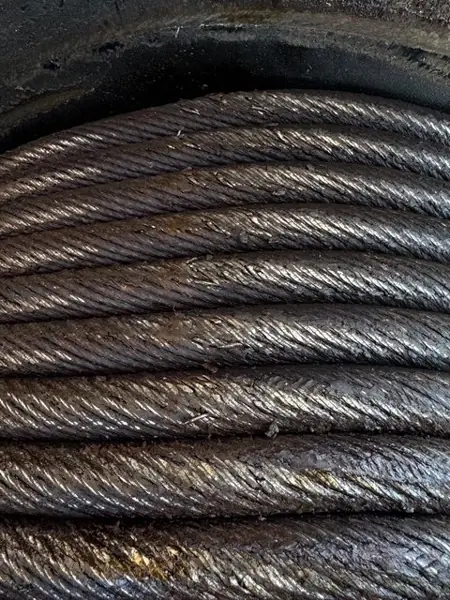 Crown wire breaks on rotation-resistant hoist rope wraps on a Demag CC 3800-1 winch drum