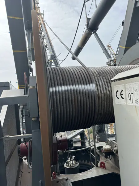 Hoist winch and drum of a Liebherr 280 HC-L luffing tower crane