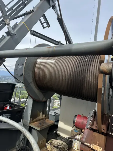 Hoist rope drum of a Liebherr 280 HC-L luffing tower crane, marked for hoist rope tension