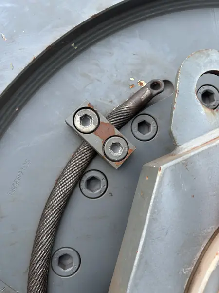 Welded pulling eye on a hoist rope end, clamped at the drum of a Liebherr 280 HC-L tower crane