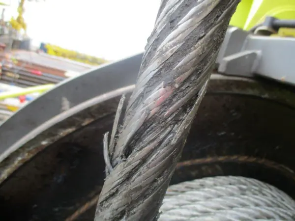 Broken wires on a Lang's lay luffing rope above the drum of a Liebherr BOS 4200 offshore crane