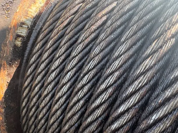 Flat spots on the outer wires of winch 4 rope wraps on a Liebherr LG 1750 drum