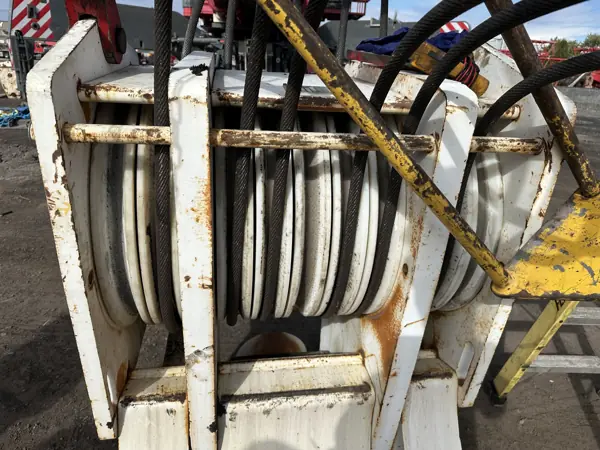 Hook block sheaves of a Liebherr LTM 1400-7.1 mobile crane during a sheave groove inspection