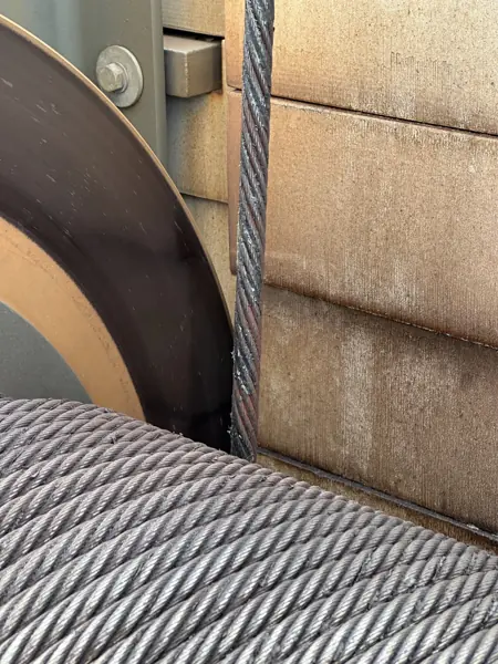 Valley corrosion between the strands of a luffing tower crane rope