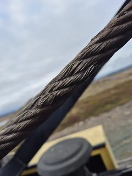 Crushed strand on a Manitowoc 999 boom hoist rope from loose wraps on the drum