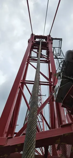 Corkscrew deformation in a 34 mm hoist rope inside the mast of a Potain MR 615 luffing tower crane