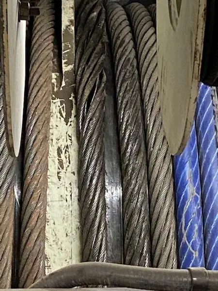Distorted hoist rope on the drum of a mining rope shovel fitted with the wrong lay direction