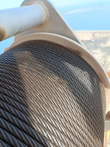 Core protruding between the strands of an 8-strand boom hoist rope on a stacker reclaimer drum