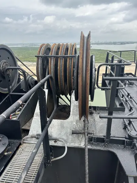 Boom sheaves of a ship-to-shore container crane with a fleet angle issue