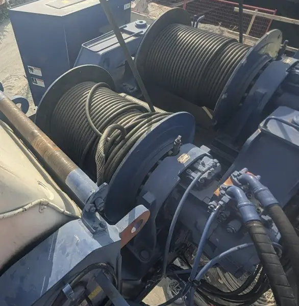 Slack, loosely wound rope on both winch drums of a Tadano GR-1000XL rough-terrain crane