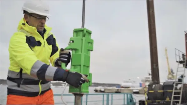 Technician fitting a Viper lubricator to a rope