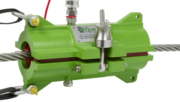 Viper lubricator clamped on a wire rope