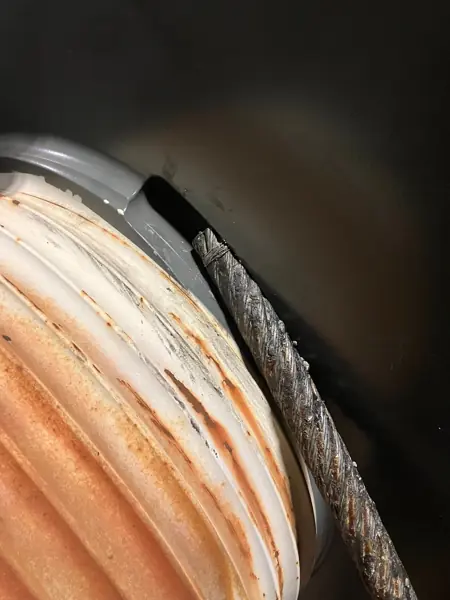 Wire rope end at a drum with poor seizing and loosening strands