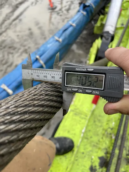 Caliper reading 40.52 mm on the kelly winch rope of a Bauer BG 55