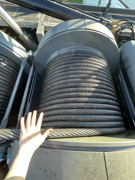 Hand against the digging rope on the drum of a Liebherr HS 8300